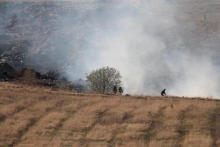 Черное облако от горящих отходов уже несколько часов сносит на Нижнекамск